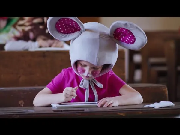 Dieťa sa učí abecedu hravou formou